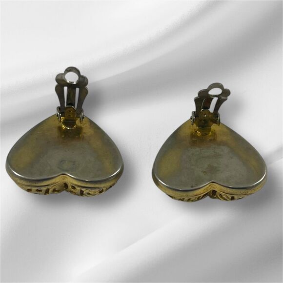 Vintage Gold Tone Heart Shaped Filigree Clip On Earrings - Picture 2 of 4